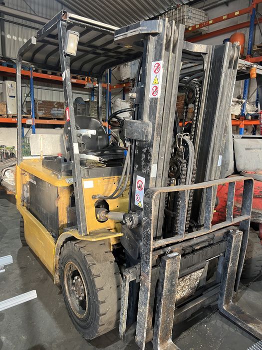 Empilhador caterpillar  elétrico