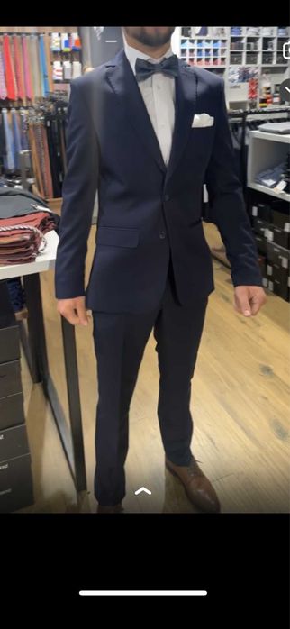 Garnitur meski slim na rożne okazje.