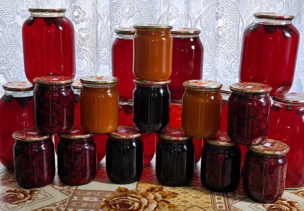 Різноманітна домашня консервація (огірки, кабачки, салати, варення)