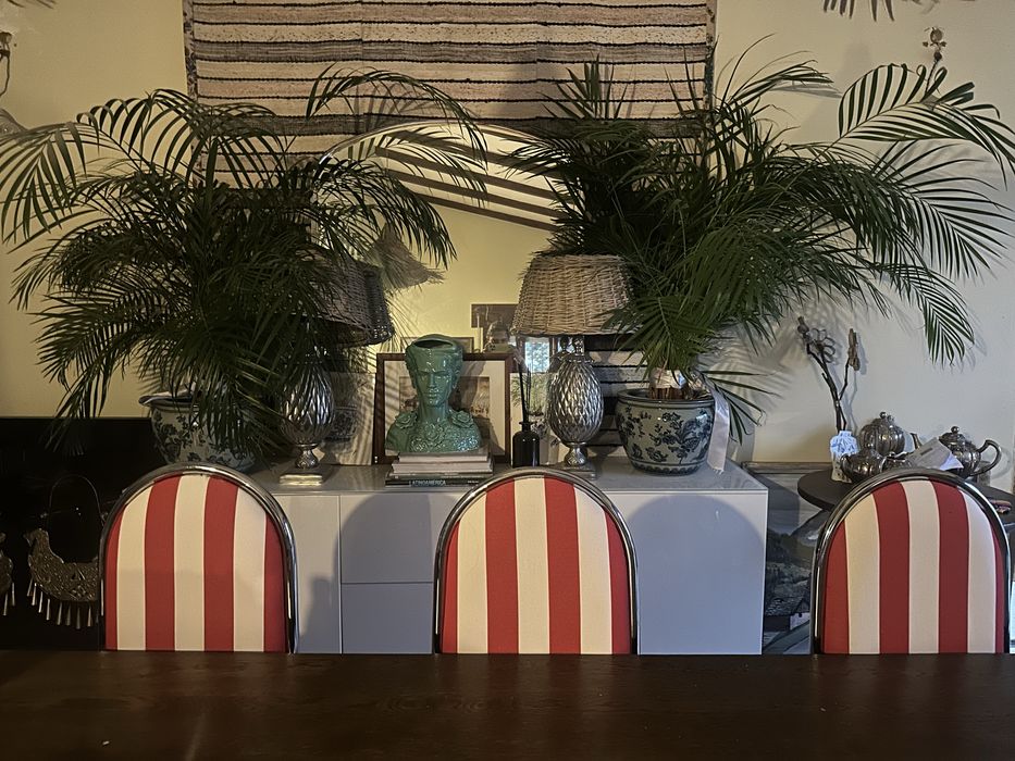 Vende-se cadeiras riscas vermelhas e brancas