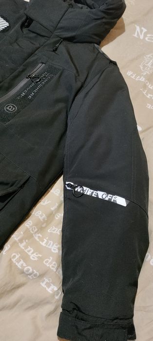 Зимова чоловіча куртка чорного кольору