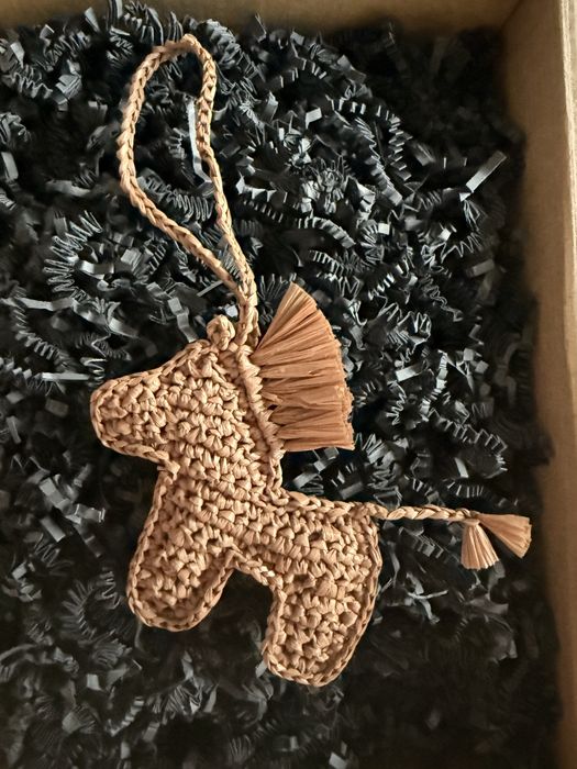 Ręcznie robiony brelok na torebkę – konik z rafii Bag charm