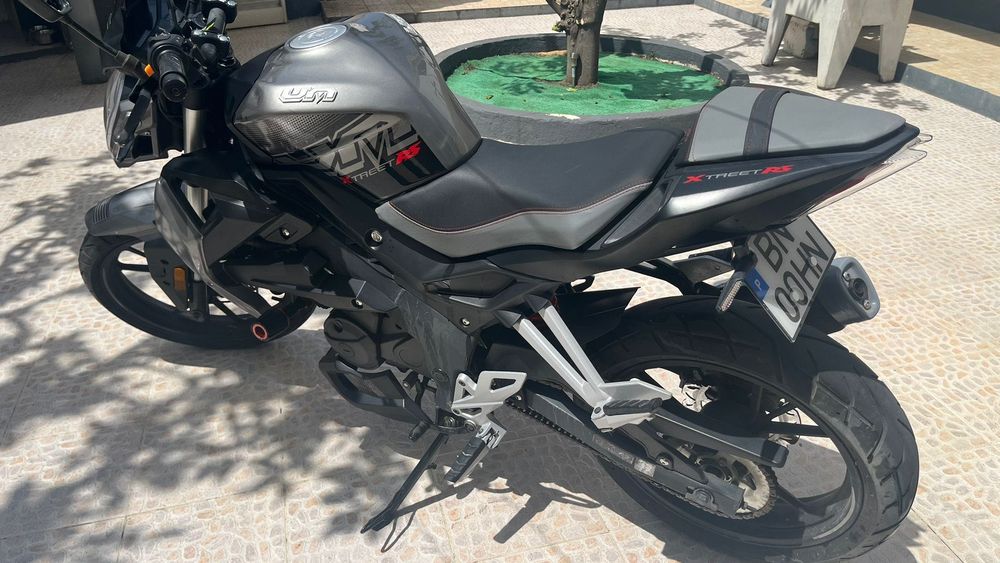Vendo mota UM xtreet RS 125cc