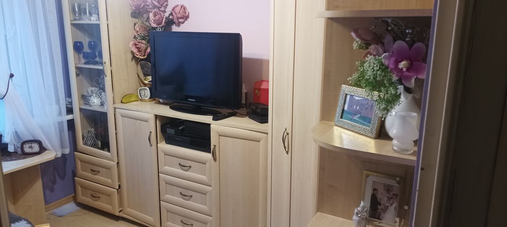 Zestaw mebli od stolarza w kolorze jasny klon.