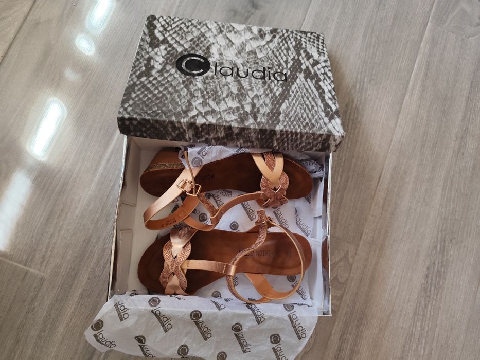 Sandálias usadas apenas uma vez