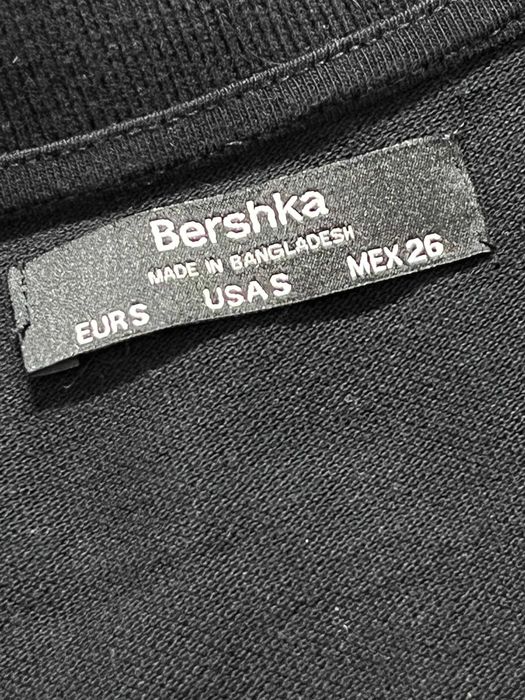 Krótka bluzka marki Bershka w rozmiarze S 36