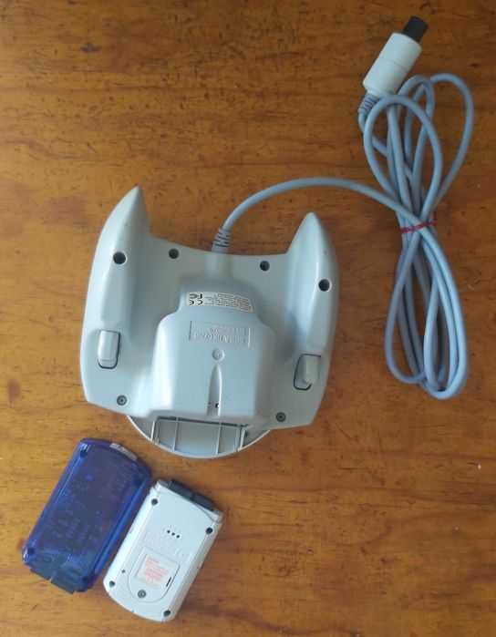 Dreamcast controller + VMU and controller vibration pack.64738122461569122