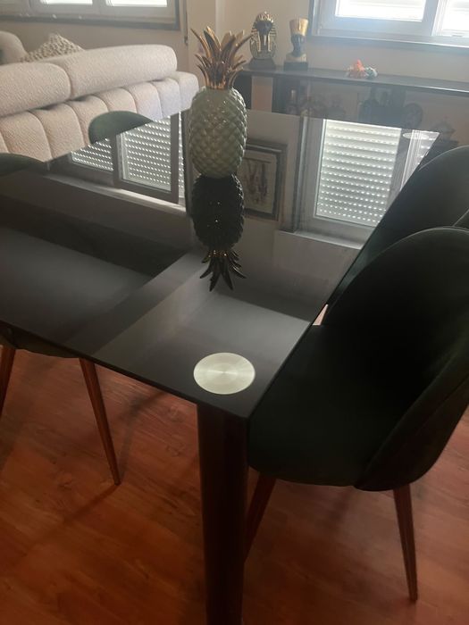 Conjunto de mesa retangular de vidro temperado (140x90) e 4 cadeiras de veludo verde
