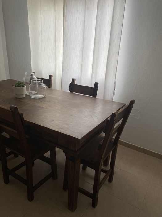 Mesa em Madeira e Conjunto de 6 cadeiras