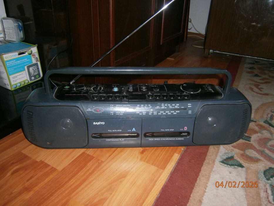 Radiomagnetofon SANYO plus kasety, wszystko sprawne. POLECAM.