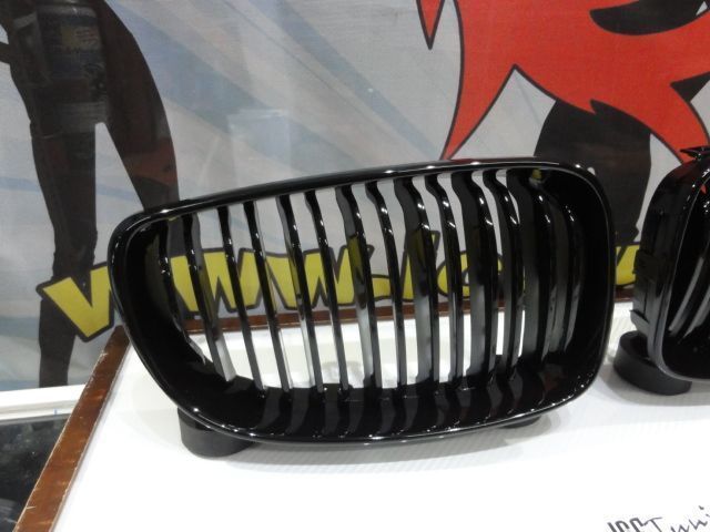 Grelha frontal BMW E81 / E82 / E87 / E88 LCI 07-11 M4 look / dupla lamina em preto piano brilhante