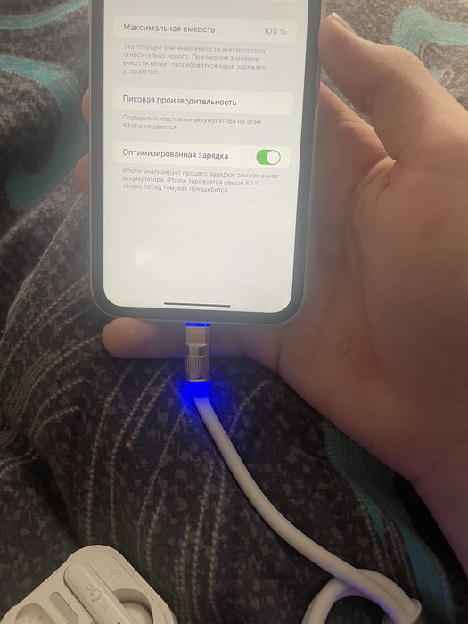 Подаю Айфон хр в не плохом состоянии поменчть толтео заднюю крышку