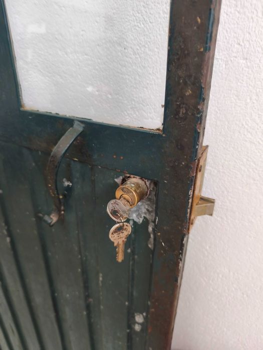 Porta em ferro verde