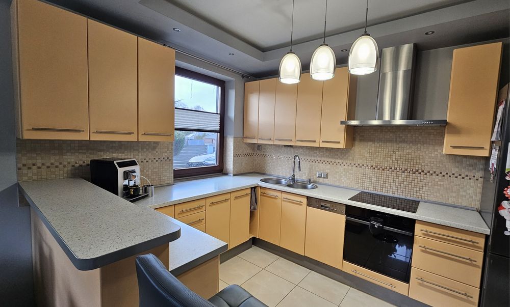 Meble kuchenne + zmywarka + okap + zlew + bateria