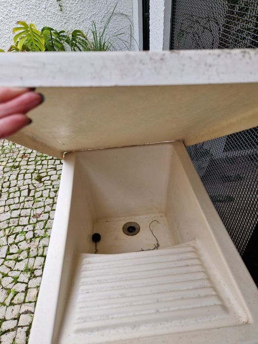 Pia de roupa  com tampo e armário
