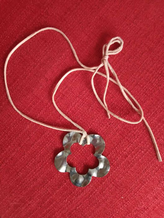 Colar flor em metal e fio ajustável rosa