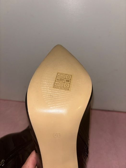 Bota cano curto brilhante bico fino e salto