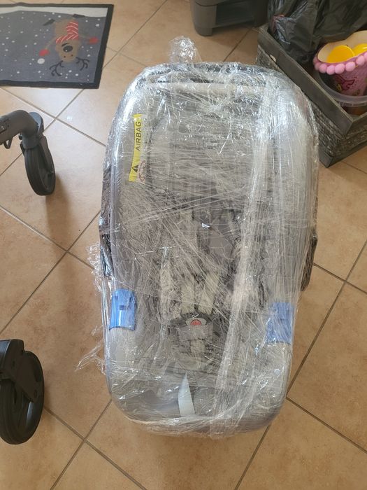 Carrinho bebé ChiccoTrio Love e alcofa