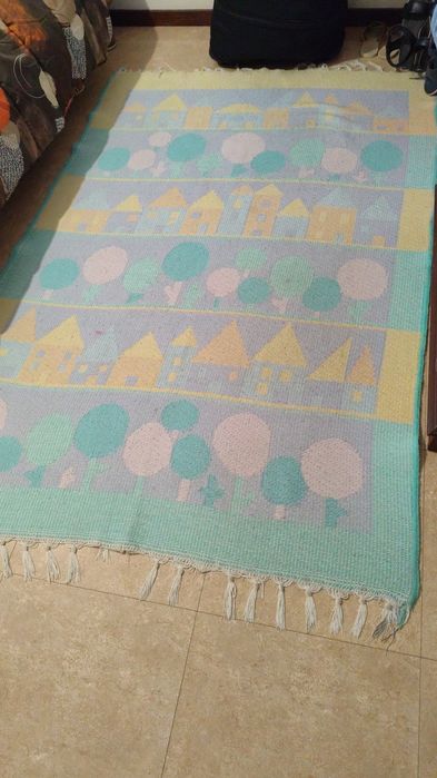 Tapete bem conservado.