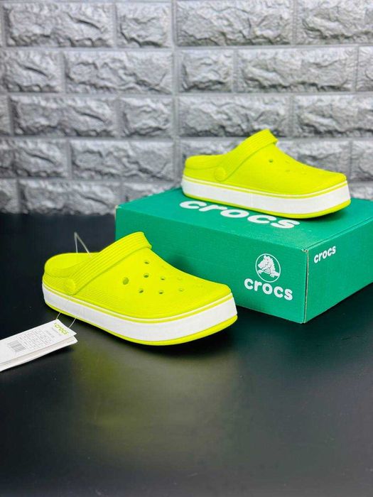 Женские неоновые кроксы / Класные яркие кроксы / женские crocs на лето для дома и улицы кроксы / шлепанцы закрытые / легкие кроксы