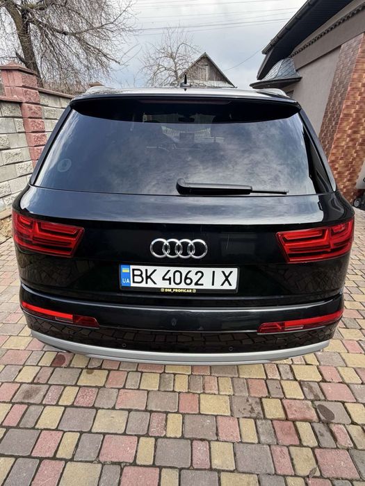 Автомобіль Ауді Q7