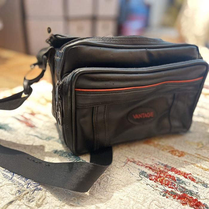 Canon EOS 1100D + Objetiva 18-55mm + Bolsa + Bateria + Carregador