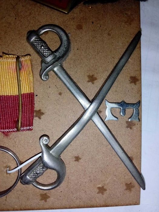 simbolos militares de cavalaria antigos espadas e carro combate
