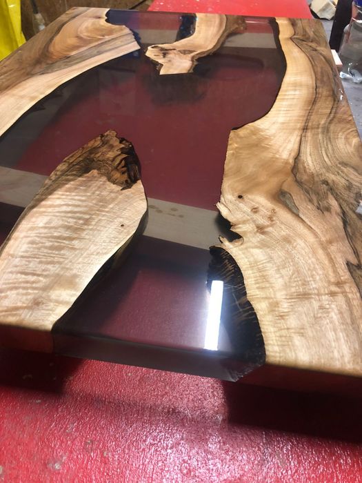 Стіл з епоксидної смоли. Меблі на замовлення.