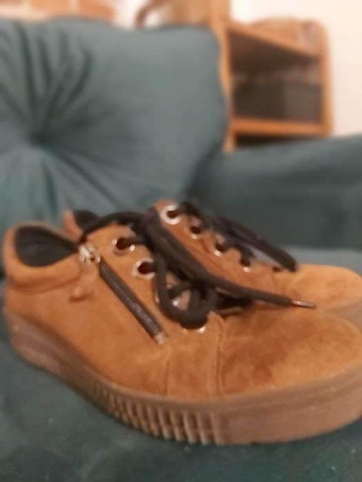 Sneakersy zamszowe marki avena