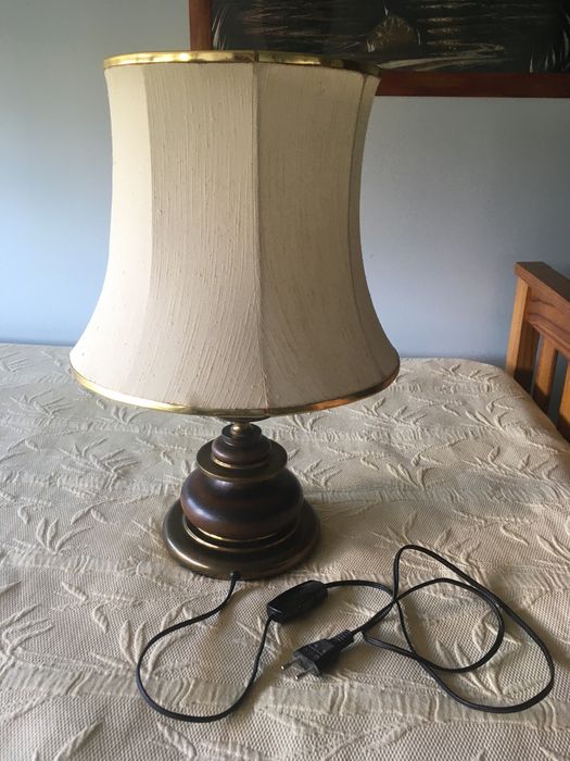 Candeeiro com abajur antigo.