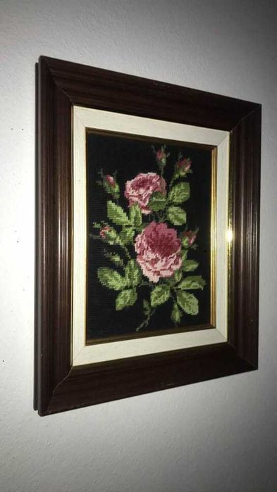 2 quadros em ponto cruz com moldura em madeira maciça