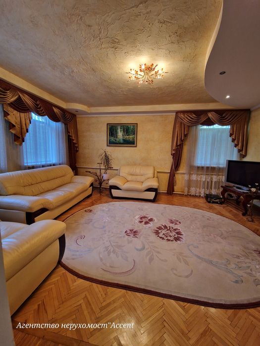 Будинок для великої родини.