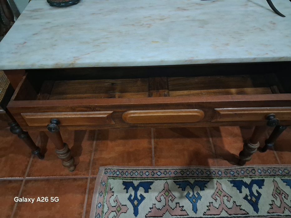 Mesa antiga com tampo de mármore
