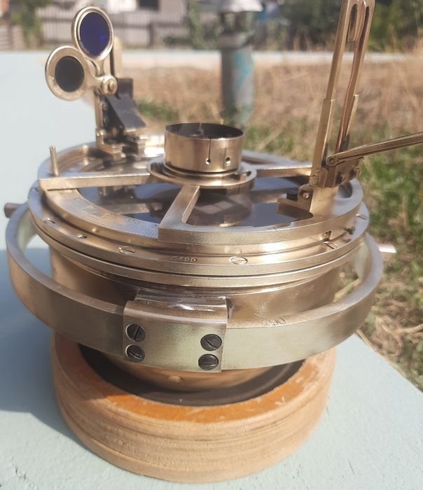 Морской корабельный компас