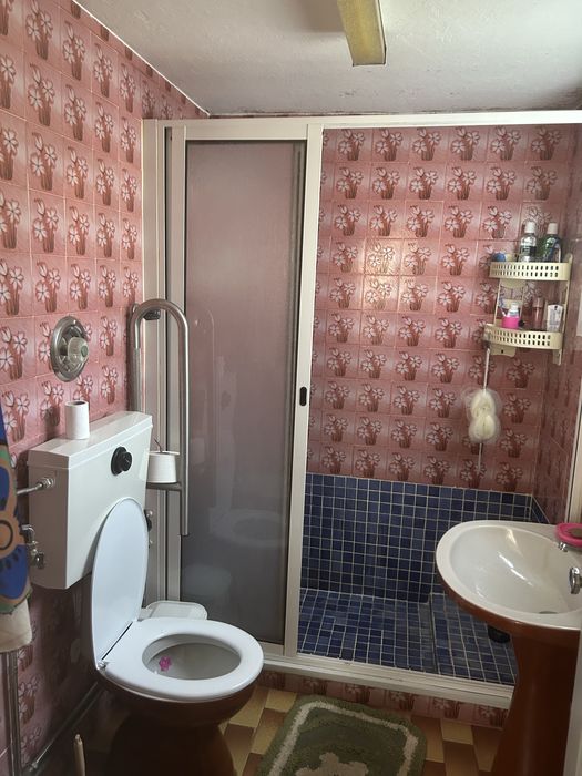 Vivenda com com seis divisões no primeiro andar e rés do chão quatro divisões implantada num terreno com 348m