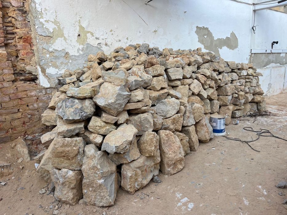 Pedra de construção grátis – oferta em Almada