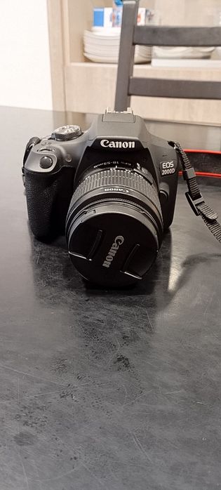 Máquina fotográfica Canon EOS 2000D