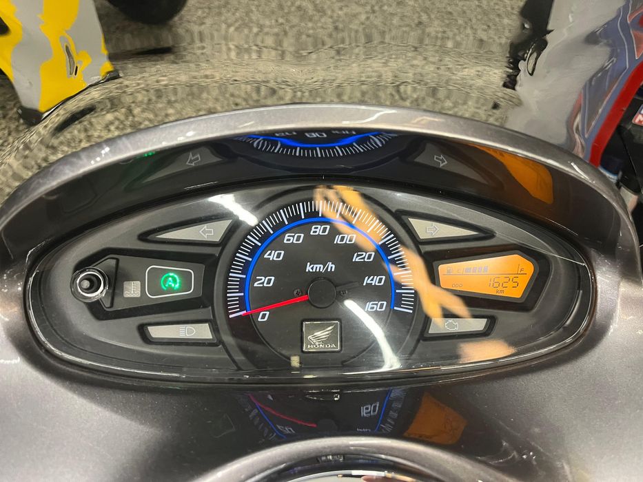 Honda PCX Em estado " Novo" com apenas 1625 Kms ( Reservada )