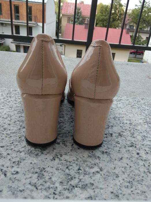 Beżowe czółenka lakierowane 37,5 Jones skóra