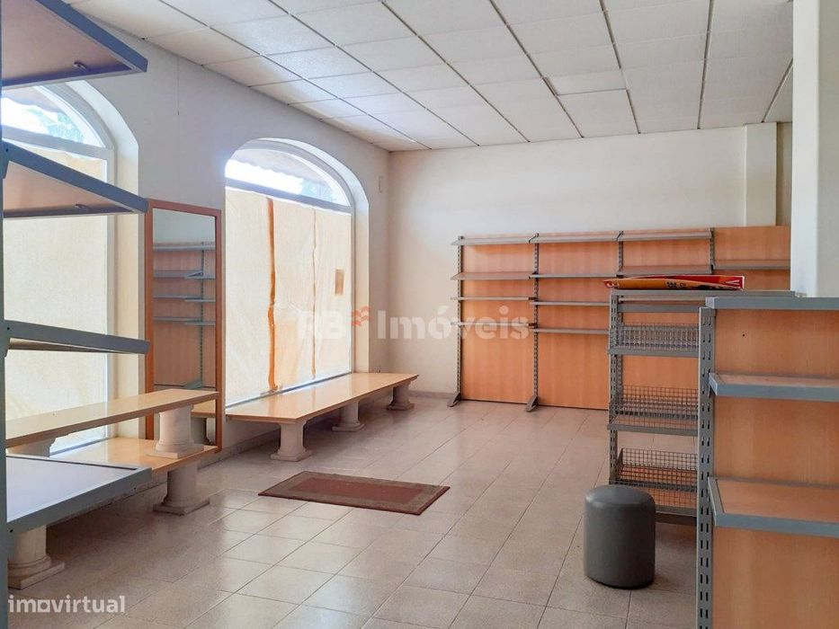 Loja com 72 m2 e terraço - Chamusca