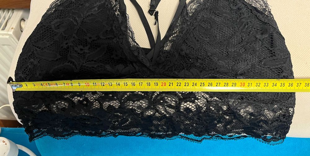 Czarny stanik w rozmiarze XL,