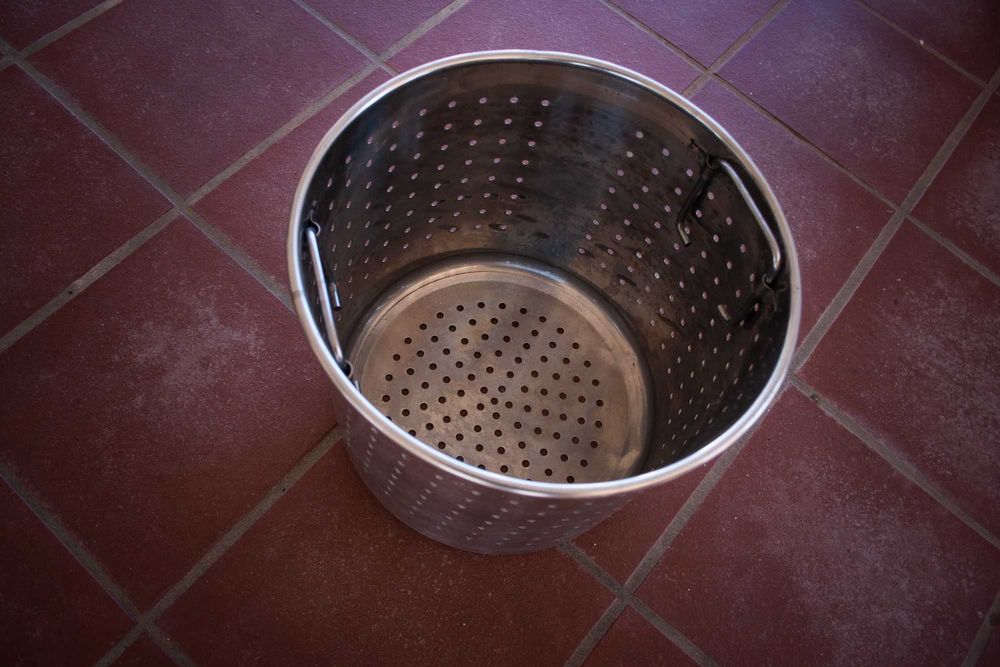 recipiente de inox com furaçoes