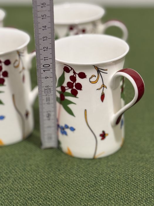 Kubki porcelanowe z jarzębiną