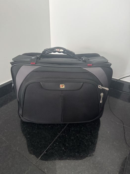 Bolsa de viagem em cor cinzenta