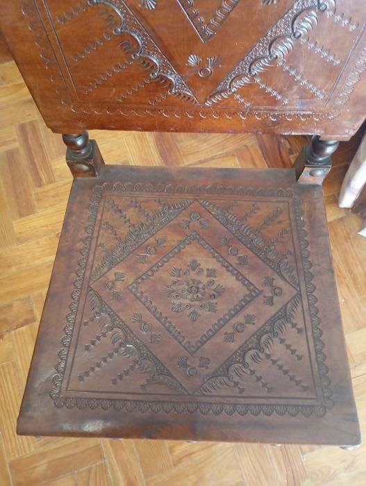 Cadeiras antigas madeira e couro