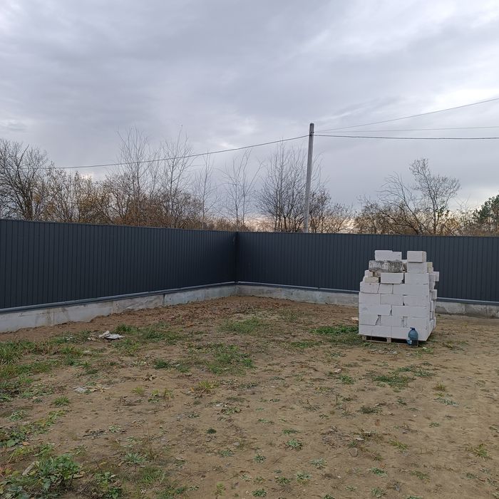 Монтаж огорожі, забору з профнастилу.