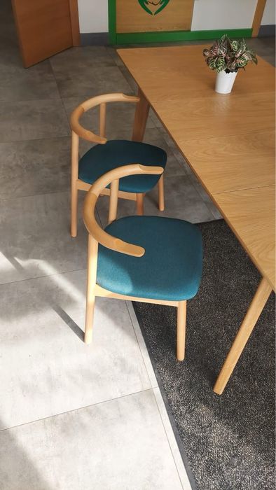 Stół dębowy rozkladany  z krzesłami