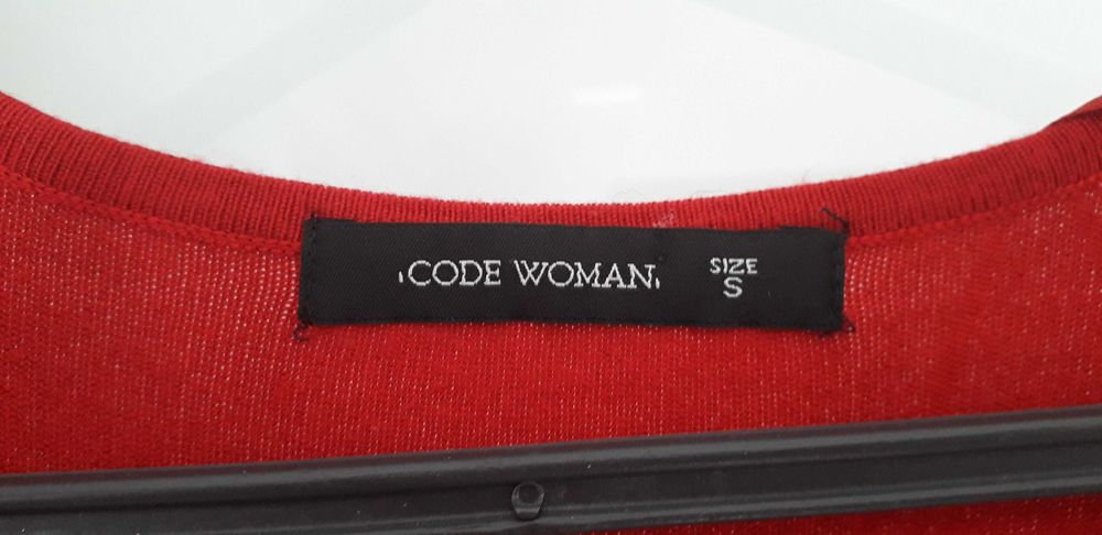 Pullover vermelho, com decote em V