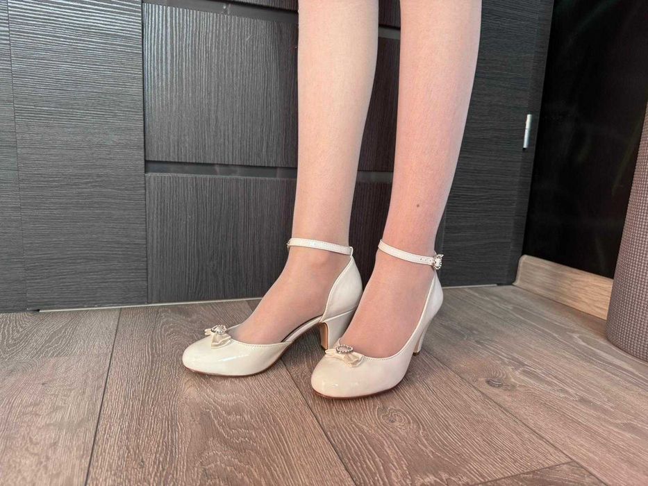 Buty komunijne lakierowane dla dziewczynki, r. 35