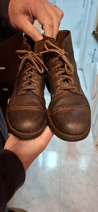 Bota castanha em pele 35,todas cozindas,sola tipo pneu.